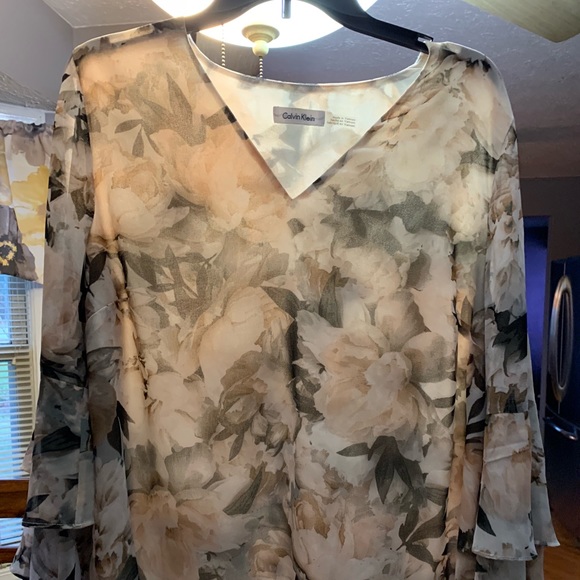 Calvin Klein ruffle sleeved blouse sz Large - Picture 2 of 3